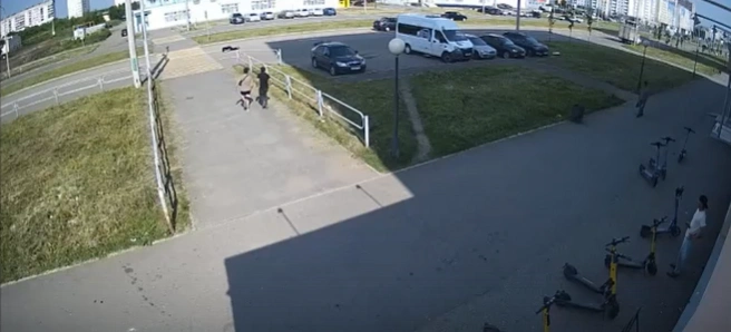 Парень попал по колеса автомобиля сегодня утром | Источник: dvor.is74.ru, auto_mgn / vk.com