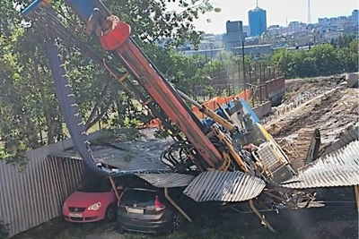 В Челябинске на стройке ЖК упал сваебойный копер и повредил авто