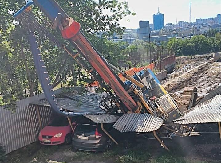 На стройке нового ЖК в Челябинске упал кран для забивки свай. Повреждена машина на соседней парковке