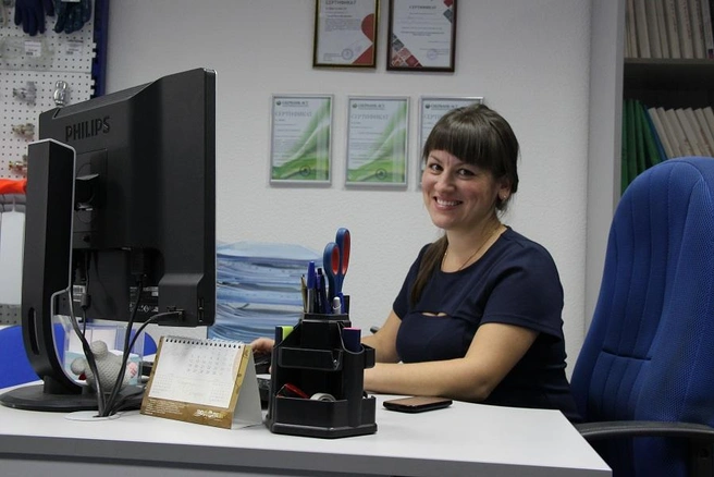 Одним из таких представителей, начавших свою карьерную лестницу в компании, является Ольга. Она пришла в компанию сразу после окончания ВУЗа, начав работать-продавцом консультантом, она успела стать мамой и вновь вернуться после декретного отпуска на любимую работу, получила первое повышение – должность старшего продавца-консультанта. Спустя время, успехи Ольги не остались незамеченными и, на сегодняшний день, она является специалистом по гос. закупкам в оптовом отделе. Стать профессионалом вместе в «Водолей» реально!