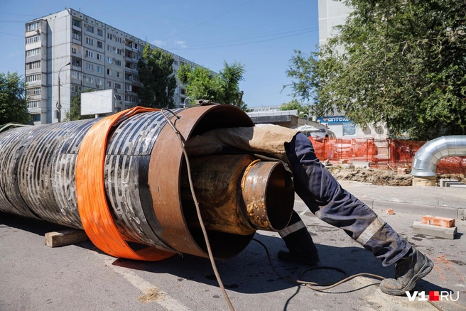 Коммунальщики Волгограда привыкли погружаться в проблему с головой | Источник: Алексей Волхонский / V1.RU