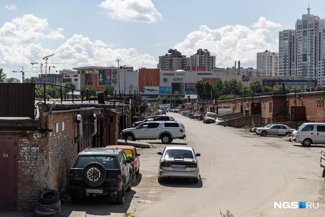 Капитальные гаражи в центре города планируют снести, точных сроков у властей пока нет | Источник: Александр Ощепков / NGS.RU