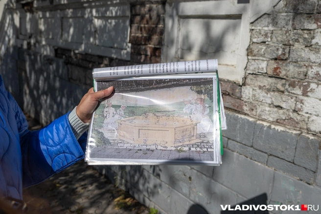 Позже горожане пытались вернуть улице ее «фонтаны» хотя бы в виде мурала, но до наших дней рисунок на стене не сохранился. | Источник: Елена Буйвол / VLADIVOSTOK1.RU