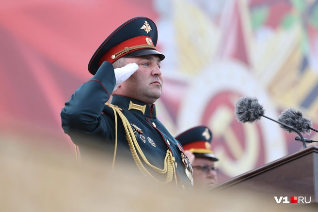За маршем военнослужащих пристально следил генерал | Источник: Алексей Волхонский / V1.RU