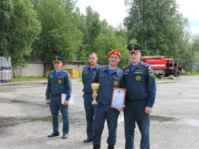 Игорь Фролов (крайний справа), по версии следствия, брал деньги за повышение сотрудника | Источник: ГУ МЧС России по ХМАО