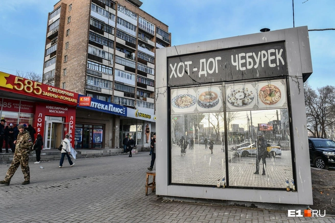Местные киоски обгажены надписями и птичьим пометом | Источник: Дмитрий Емельянов / E1.RU