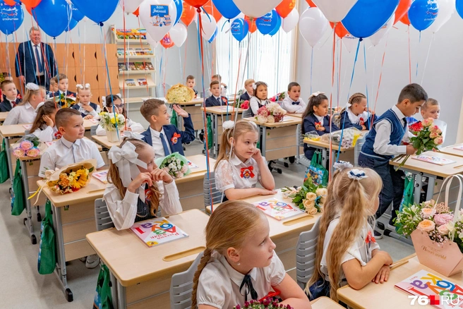 Первоклашки впервые сели за парты | Источник: Кирилл Поверинов / 76.RU