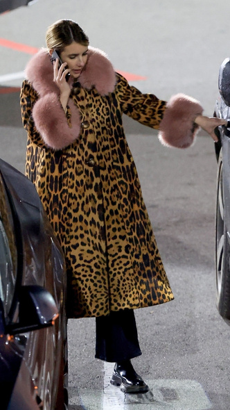 Самое модное: Эмма Робертс нашла пальто мечты с леопардовым принтом, который сейчас в тренде