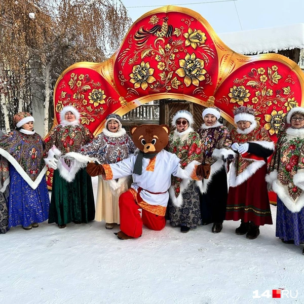 Артистки вместе с аниматором в костюме медведя | Источник: Илья Константинов / 14.RU