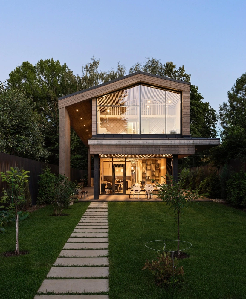 Динамику дому задают светлые деревянные рейки. Они, как лучи, формируют весь интерьер и являются символическим мостом между прошлым и будущим. | Источник: Максим Максимов. Стиль: Варвара Калицкая