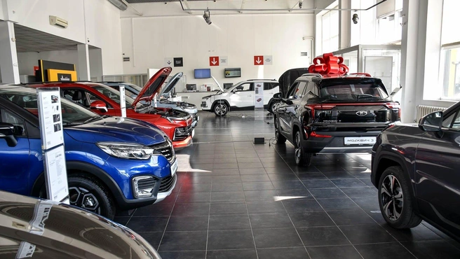 «Москвич» нередко использует бывшие автосалоны Renault. Но трафик через них в разы ниже, чем во времена «французов» | Источник: Артем Краснов
