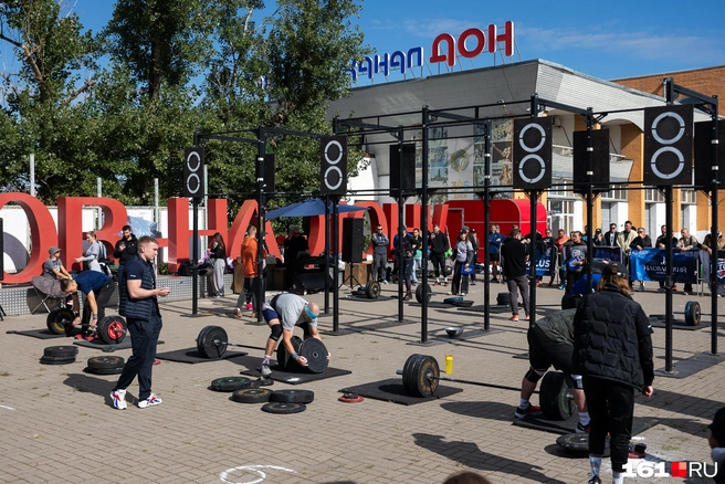 Спортивную площадку организовали недалеко от входа на Гребной канал | Источник: Евгений Вдовин / 161.RU