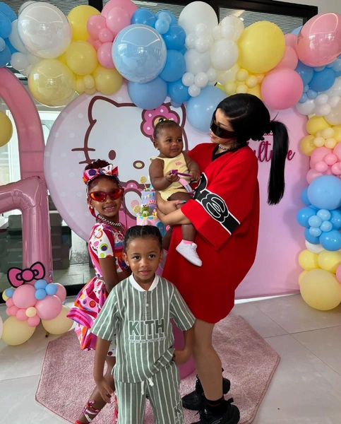 Карди Би с детьми | Источник: Соцсети