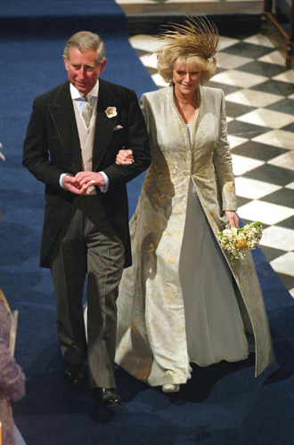 Принц Чарльз и Камилла Паркер-БоулзФормально, второй брак принца Чарльза и любви всей его жизни, Камиллы Паркер Боулз, прошел без венчания. Однако после гражданской церемонии бракосочетания пара прибыла именно в Виндзор, чтобы получить благословение Церкви. Церемония благословения проводилась самим Архиепископом Кентерберийским, а поздравить молодых приехали все важные члены королевской семьи – в том числе, вопреки распространенному заблуждению, и Елизавета II.