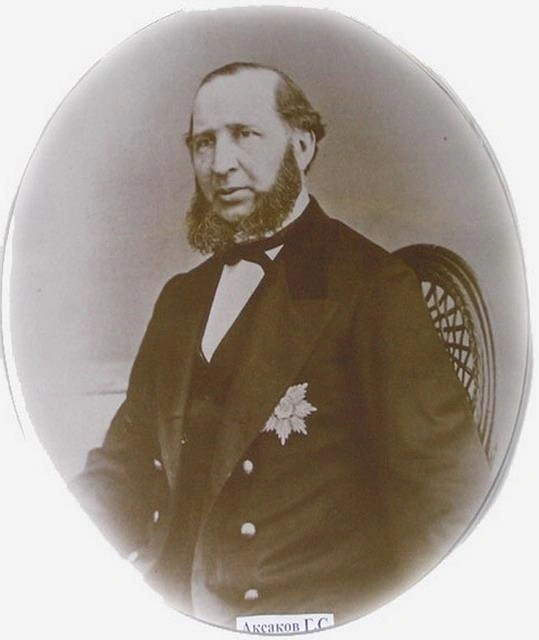Григорий Сергеевич Аксаков (1820–1891)&nbsp;— родился в селе Знаменском Оренбургской губернии. Уже через 5 лет после окончания Санкт-Петербургского Императорского училища правоведения стал оренбургским губернским прокурором. Уже через год занял аналогичную должность в Симбирске, там же он женился на Софье Александровне Шишковой. Служил оренбургским и самарским вице-губернатором, оренбургским гражданским губернатором, уфимским и наконец с 1867 по 1872 год самарским губернатором. При нем в Самаре открыли общественный сад и Александровский приют, наладили телеграфное сообщение со всей Россией. В годы губернаторства Аксакова начал работать Окружной суд и были созданы органы городского самоуправления. После руководства нашей губернией вышел в отставку&nbsp;— «по домашним обстоятельствам». Но уже через год, в 1873-м, организовал сбор помощи голодающим крестьянам и стал Почетным гражданином Самары. Он дожил до 71 года. Похоронили Григория Аксакова в родовом имении в селе Страхово. | Источник: museum.samgd.ru