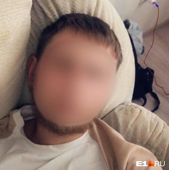 Павел единственный из всех компании не работает в магазине, он пришел в гости вместе с подругой | Источник: Читатель E1.RU 