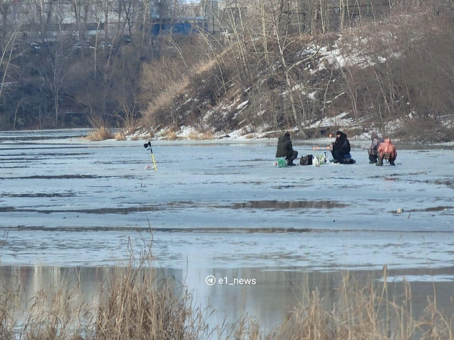 Отчаянных рыбаков можно найти на любой воде в городе | Источник: Даниил Румянцев / E1.RU