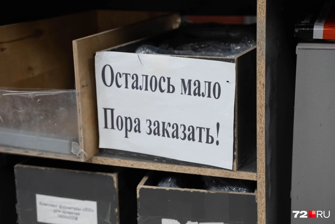 Начнем рассматривать порядок на рабочих местах. Подписано почти всё&nbsp;— начиная от инструментов, заканчивая заготовками | Источник: Илья Чикотин / 72.RU