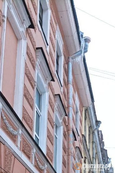 Они вернулись. Житель Петербурга показал угрожающую сосульку в центре города | Источник: Читатель «Фонтанки»