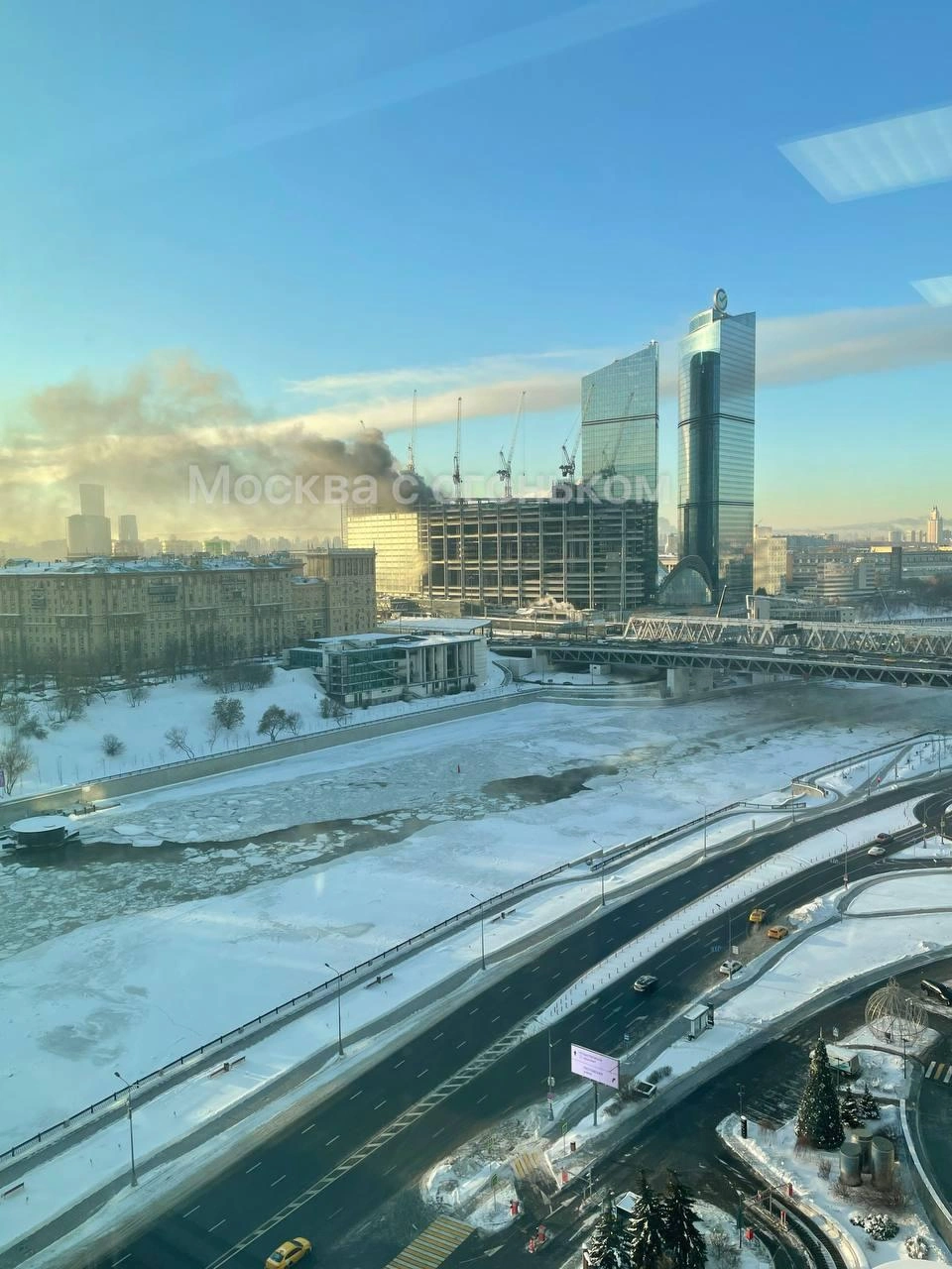 На стройке рядом с Москва-Сити вспыхнул пожар: фото и видео, подробности,  что горит на Кутузовском проспекте - 13 января 2024 - МСК1.ру