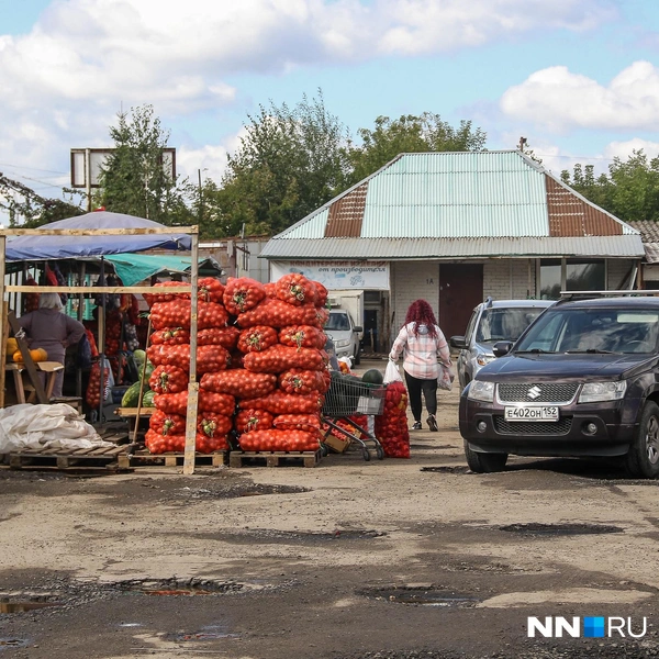 Люди целенаправленно приезжают на этот рынок за оптовыми покупками | Источник: Наталья Бурухина / NN.RU
