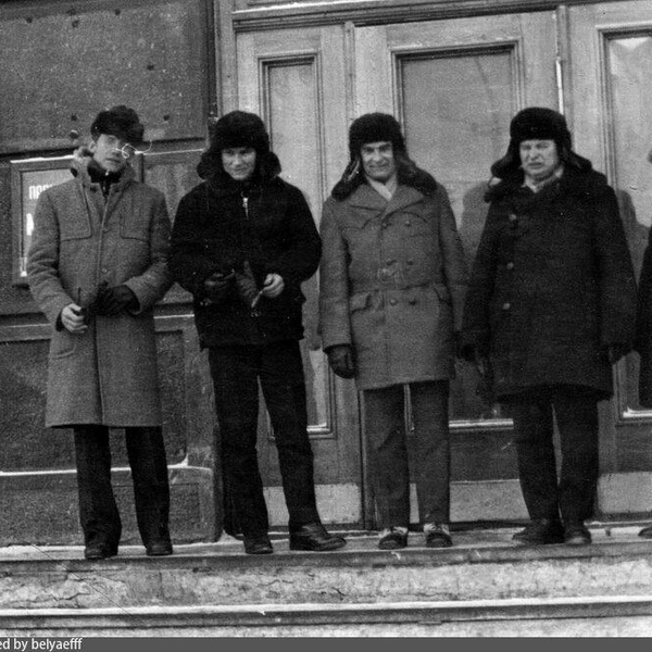 Ушанки очень практичны, когда на улице сильный ветер | Источник: pastvu.com