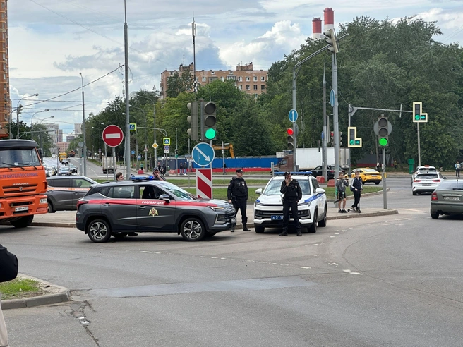На круговом перекрестке стоят сотрудники полиции и Росгвардии, дорогу при этом не перекрывали | Источник: Андрей Кузнецов / MSK1.RU