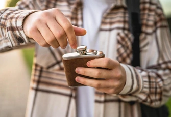 Слышите звук? Это чья-то свистящая фляга. Рассказываем, что значит это выражение