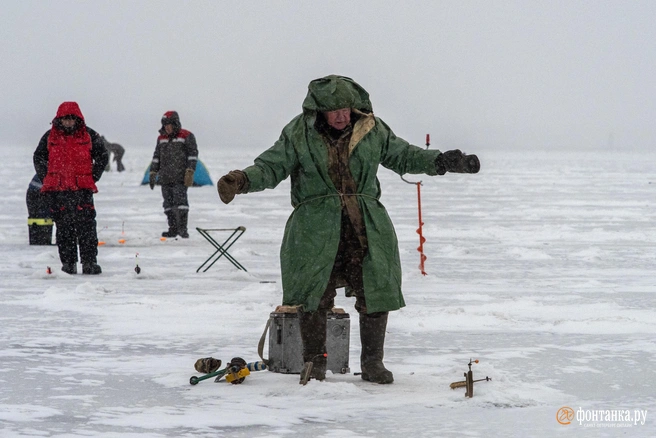 «Вот такую рыбину вчера поймал!» | Источник: Михаил Огнев / FONTANKA.RU