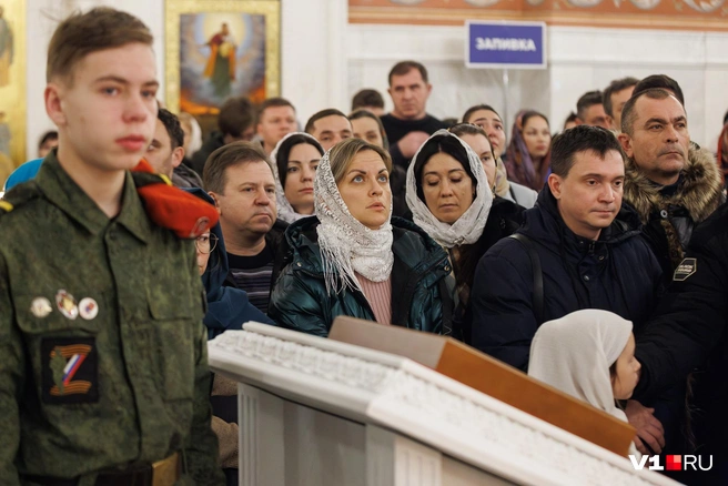 Сотни прихожан были на службе вместе с детьми | Источник: Алексей Волхонский