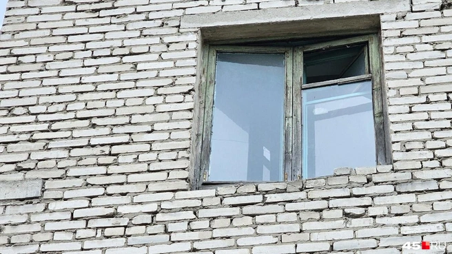 Деревянные рамы окон не закрываются | Источник: Дарья Никитченко / 45.RU