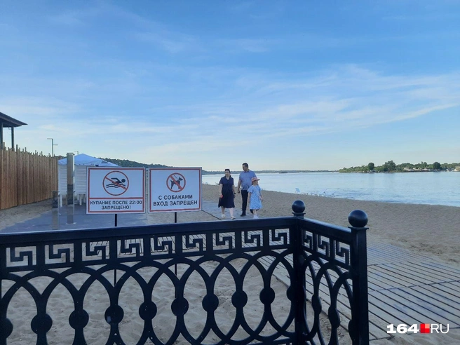 Люди исследуют пляж до официального открытия | Источник: Сергей Гендин / 164.RU