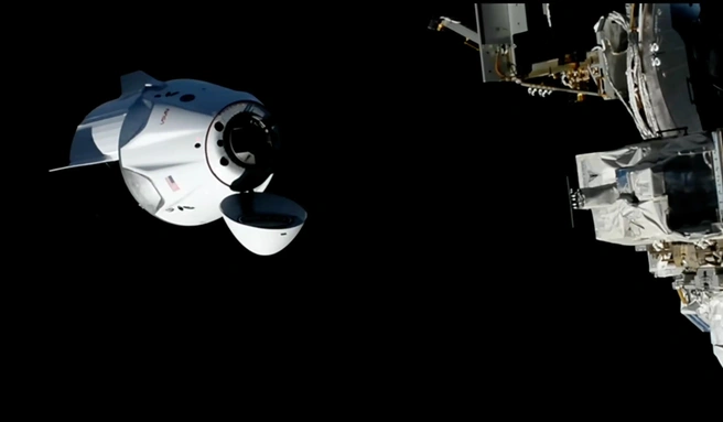 Космический корабль SpaceX Dragon с открытым носовым обтекателем, на борту которого находятся четыре члена экипажа Crew-13, приближается к Международной космической станции для стыковки | Источник: NASA