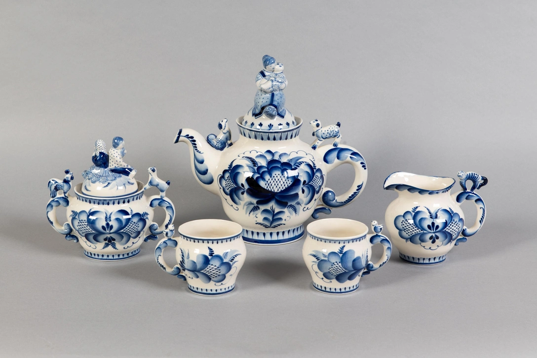 Чайный сервиз «Крестьянская семейка», 1985. Автор Н. Т. Бидак. Производственное объединение «Гжель», Московская обл., Раменский р-он, дер. Турыгино. Фарфор, подглазурная роспись кобальтом. | Источник: пресс-служба выставки