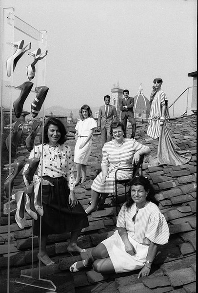 Члены семьи: Фьямма, Ванда (вдова Сальваторе Феррагамо), Фульвия, Джованна Леонардо, Феруччо и модель