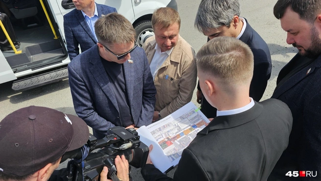 В Кургане депутаты облдумы посмотрели, как будут менять город | Источник: Дарья Никитченко / 45.RU