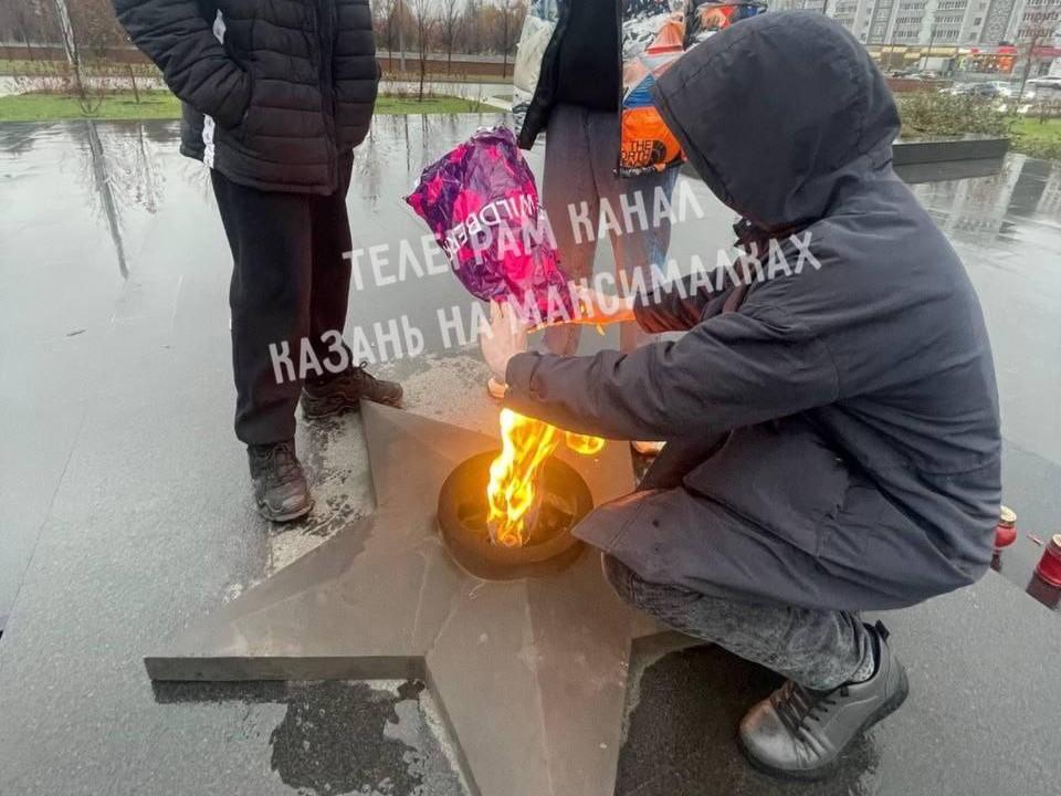 «Знаем, что ни в чем не виноваты»: в Казани подростки рассказывали страшилки у Вечного огня, а потом потушили его снегом