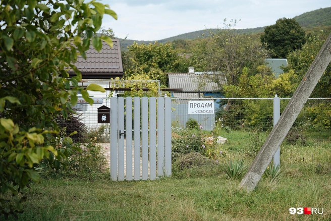 Вдоль реки много домов выставили на продажу | Источник: Дарья Паращенко / 93.RU