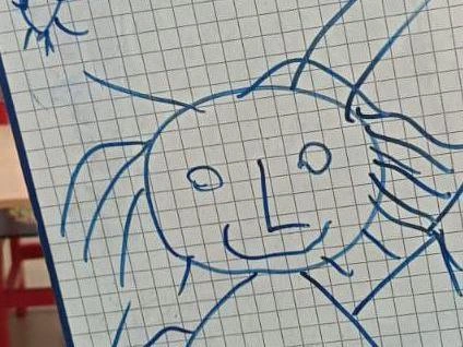 На изображении есть солнце, улыбка и платье — всё, что нужно для радости. | Источник: читательница E1.RU