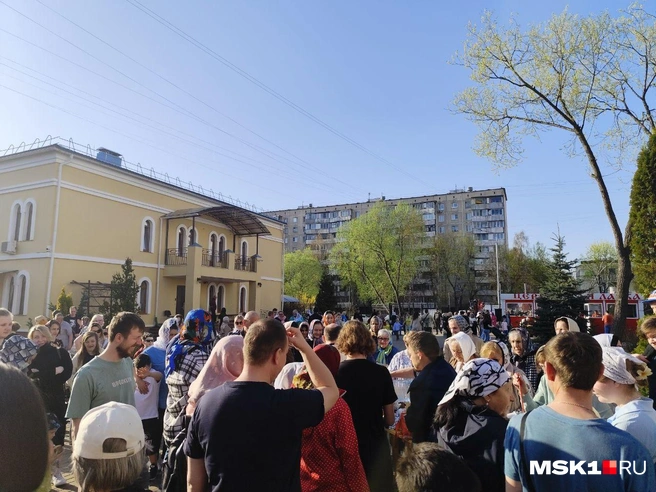Сотни москвичей пришли в храмы, чтобы освятить куличи в канун Пасхи | Источник: Игорь Мещанев / MSK1.RU