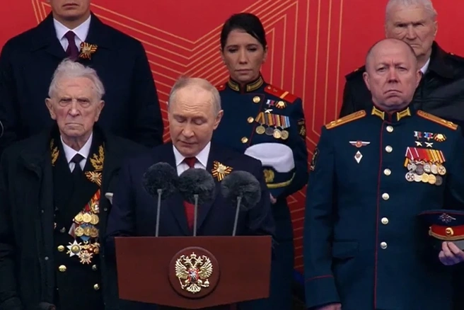 9 мая 2026 года полковник Рыжов смотрел Парад на Красной площади рядом с президентом | Источник: vod-str.ru