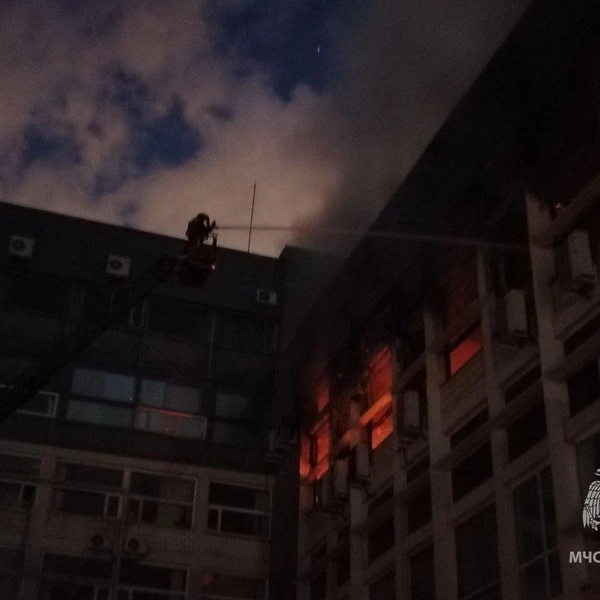 Пожар на территории завода «Авангард»: главное к этому часу | Источник: МЧС