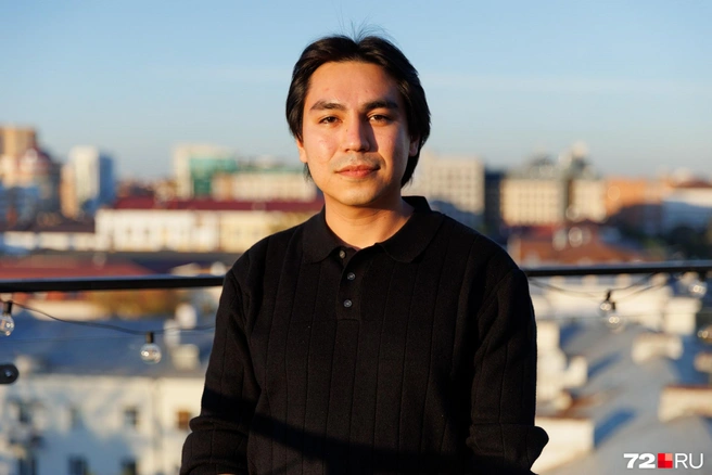 Молодой учитель говорит, что нашел свое призвание в преподавании, и ему нравится работать в школе  | Источник: Ирина Шарова / 72.RU