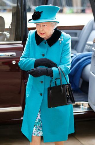 Зачем Елизавете II столько одинаковых сумок Launer?