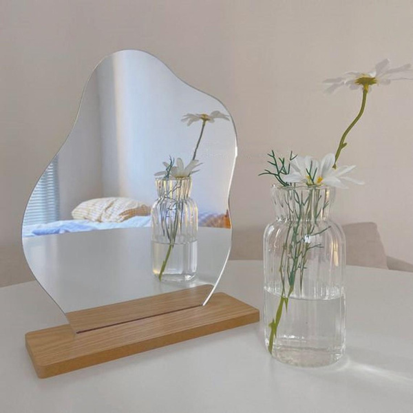 Декоративное зеркало с деревянной подставкой