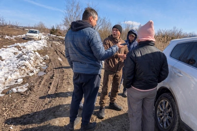 «Не хотите платить — не ездите»: дачникам перекрыли дорогу