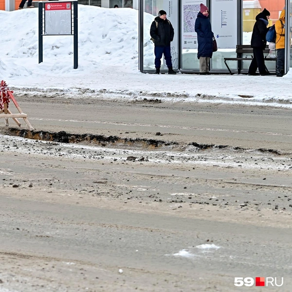Плита просела напротив автобусной остановки | Источник: Василина Любимова / 59.RU
