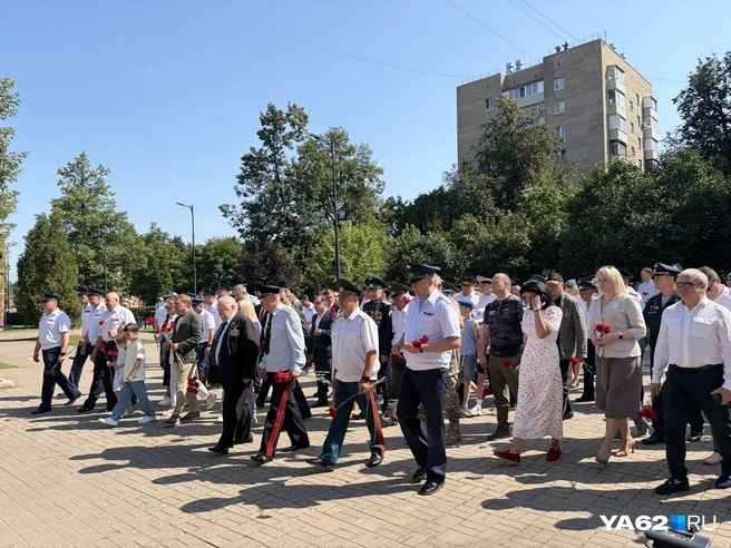 Не сдерживаются даже некоторые мужчины | Источник: Дарья Ходосевич / YA62.RU