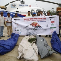 С Эвереста спустили 12 трупов. Это только начало генеральной уборки на склонах вершины-8848