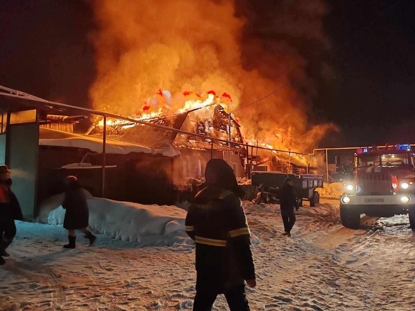 Сгорело всё, выбегали, в чём спали: на Урале вспыхнул жилой дом - 6 февраля  2024 - Е1.ру